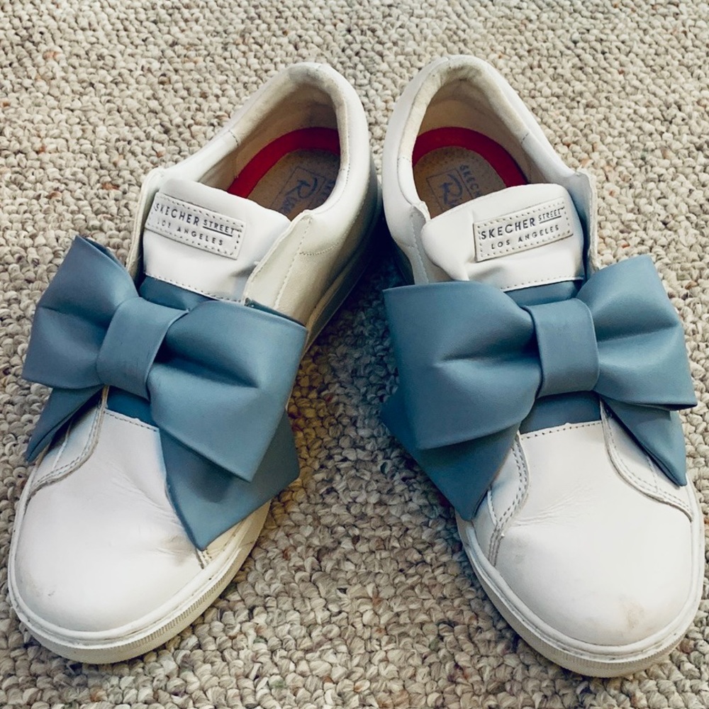 Sketchers women ribbon sneaker size 8